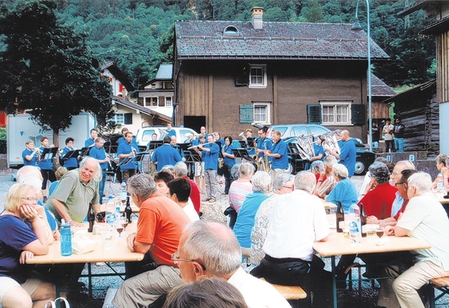 Schulhausplatz mit Musik